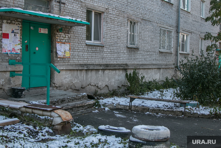 Жилые дома с отделениями полиции на первых этажах. Курган, подъезд дома, жилые дома