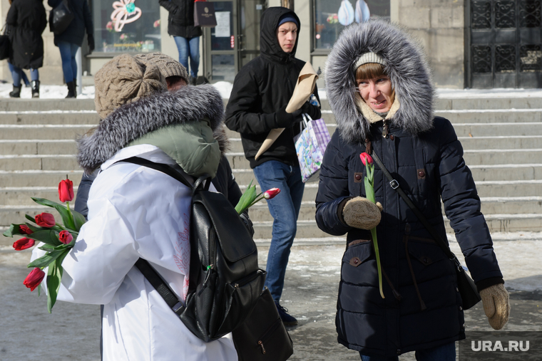 Волонтёры раздают тюльпаны на улице Вайнера. Екатеринбург, тюльпаны, 8марта, цветы, международный женский день, 8марта