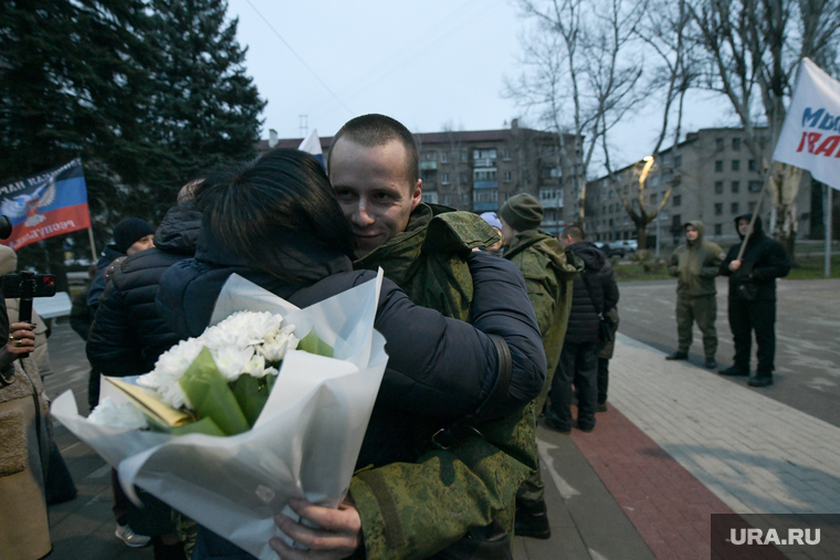 Военнослужащие ДНР побывавшие в плену, встречаются с родственниками. Харцызск, ДНР, пленные