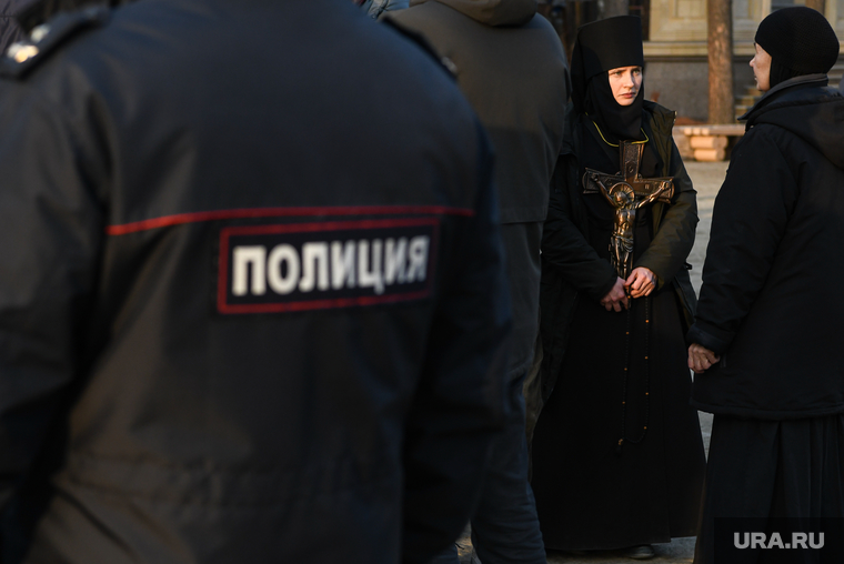 Спецоперация правоохранительных органов в Среднеуральском женском монастыре. Свердловская область, монахиня, полиция, выселение монахинь, выселение из монастыря, последователи отца сергия