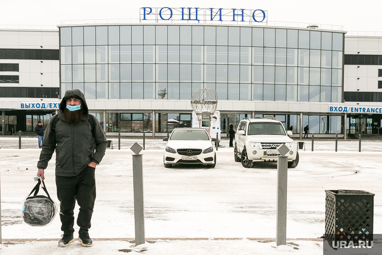 Аэропорт Рощино. Тюмень, аэропорт, рощино, человек с сумкой
