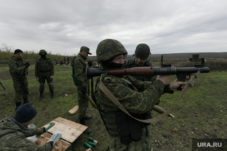 Мобилизованные резервисты на полигоне в Донецкой области. ДНР, армия, военные, солдаты, оружие, стрельбище, война, стрелки, военные сборы, пехота, бой, полигон, резервисты, мобилизованные, огневая подготовка, пехотинцы, боестолкновение