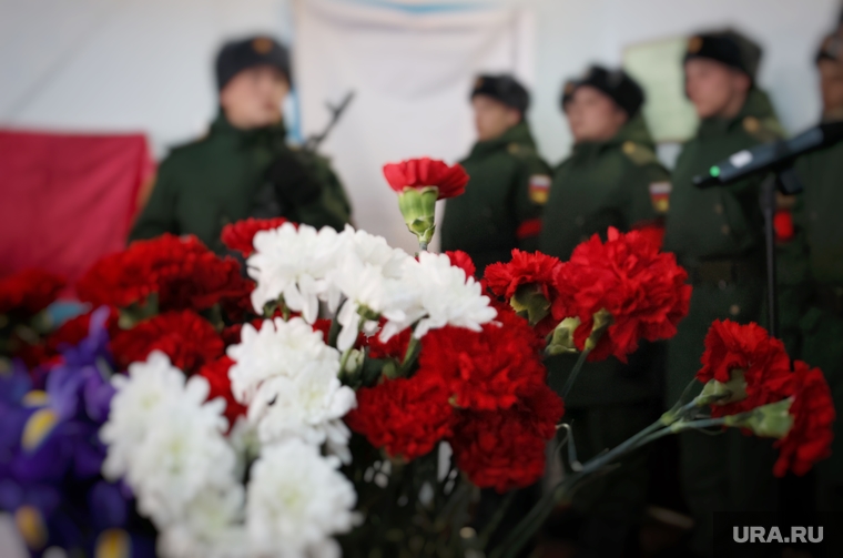 Прощание с военным, погибшим на Украине. Белозерский район, армия, смерть, гвоздики, похороны, поминки, солдат