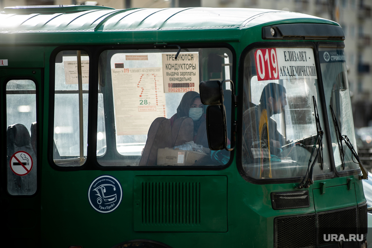 Ситуация в Екатеринбурге в связи с пандемией коронавируса, водитель автобуса, кондуктор, автобус, защитная маска, маршрутка, виды екатеринбурга, маршрут019