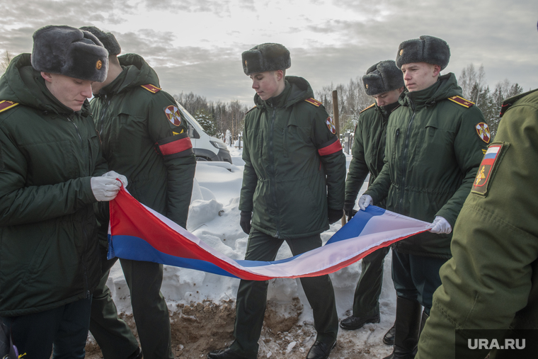 Похороны на Северном кладбище погибшего в зоне СВО старшего сержанта ВДВ Рожкова Вадима. Пермь, воинские почести, воинские захоронения, флаг россии в гробу, похороны погибшего в сво