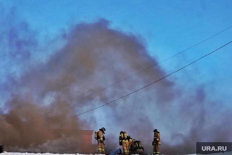 Пожар в спортивной детской школе. Курган, крыша, пожар, задымление, дым, пожарные