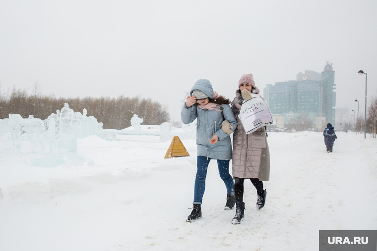 Метель в городе. Сургут, зима, непогода, метель, снегопад