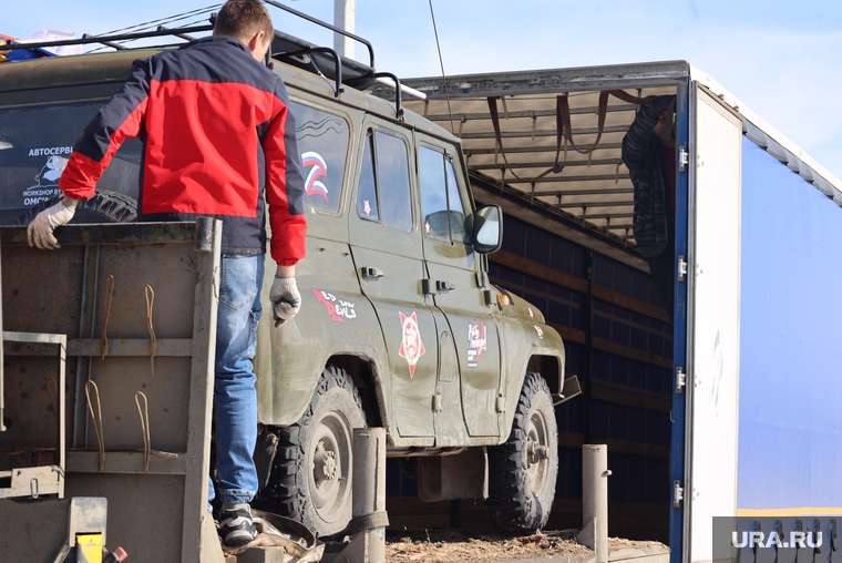 Курганцы отремонтировали УАЗ, который потом передадут бойцам СВО