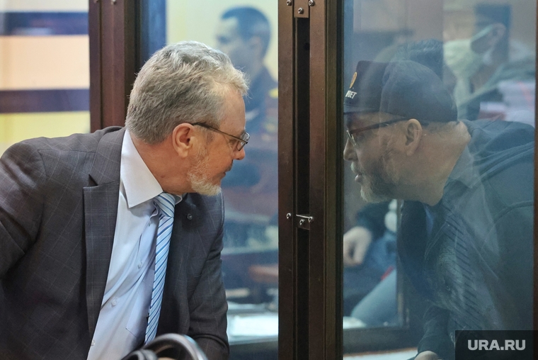 Адвокат Игорь Деревенко и Иван Курпишев перед началом заседания