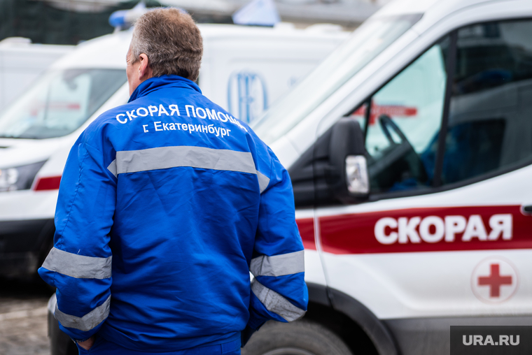 Торжественная церемония передачи машин скорой медицинской помощи на Площади 1905 года. Екатеринбург, медицина, здравоохранение, медицинский работник, бригада скорой помощи, врач, неотложная помощь, машина скорой помощи, медик, машина скорой медицинской помощи, неотложная медпомощь, скорая помощь
