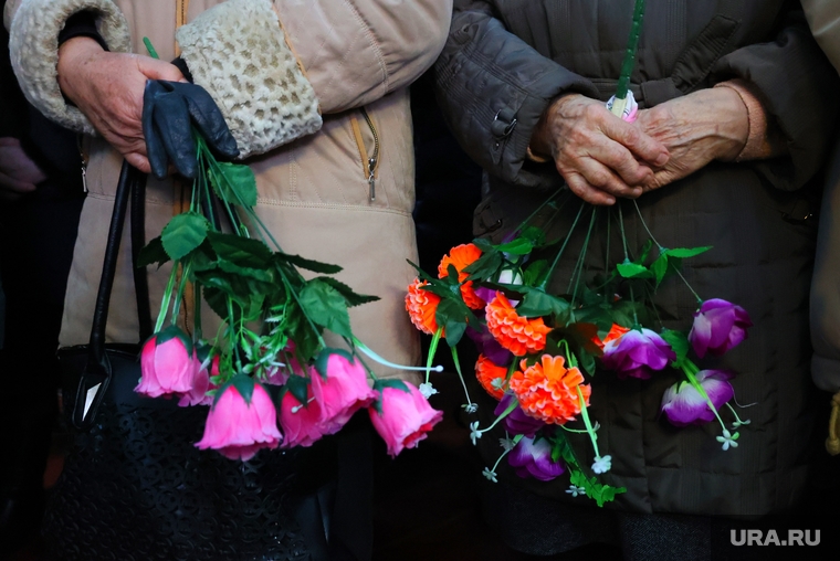 Прощание с военным, погибшим на Украине. Белозерский район, поминки, смерть, искусственные цветы, похороны