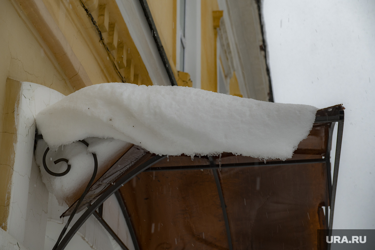 Снегопад в городе. Пермь, снегопад, зима, сугробы в городе, убока снега