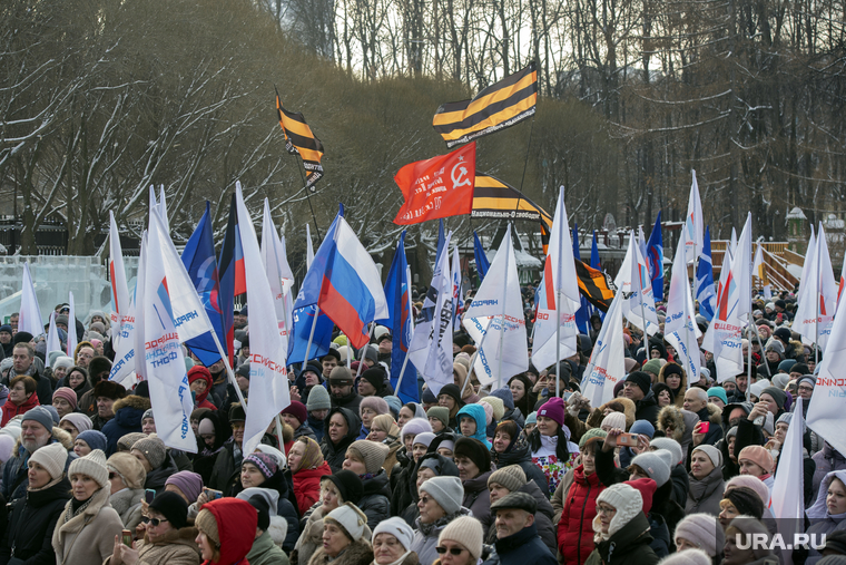 Митинг День защитника отечества. Пермь, флаги на митинге
