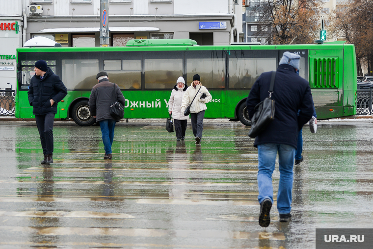 Оттепель в городе. Челябинск, пешеход, лужи, слякоть, переход, автобус, грязь, оттепель, дорога, автомобили, мокрый асфальт, потепление, весна, климат, автотранспорт