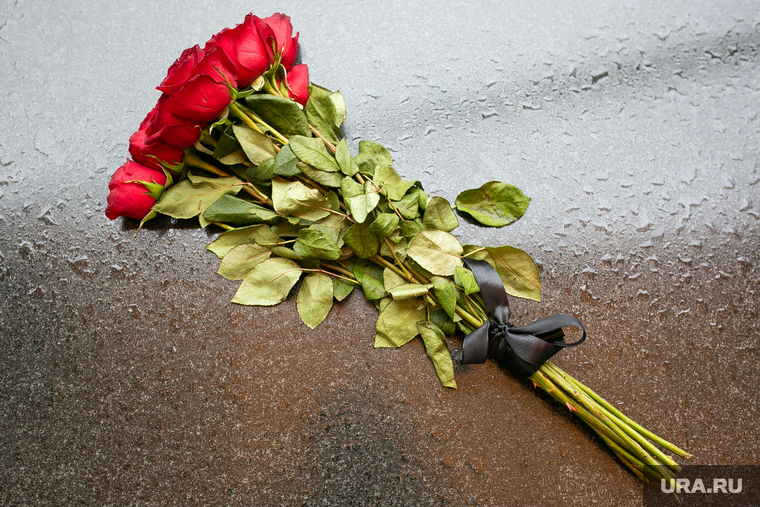 Могилы криминальных авторитетов. Тюмень, розы, цветы на монументе, цветы, цветы на могиле, цветы на памятнике, цветы на кладбище, букет цветов