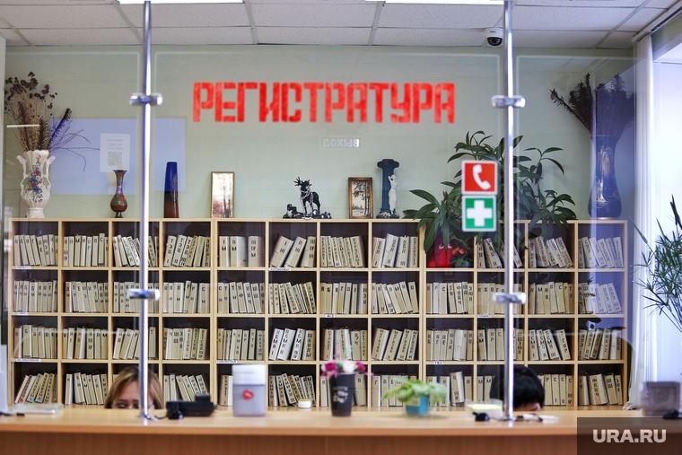 Депутат областной думы Александр Ильтяков в центре переливания крови. Курган , регистратура поликлиники