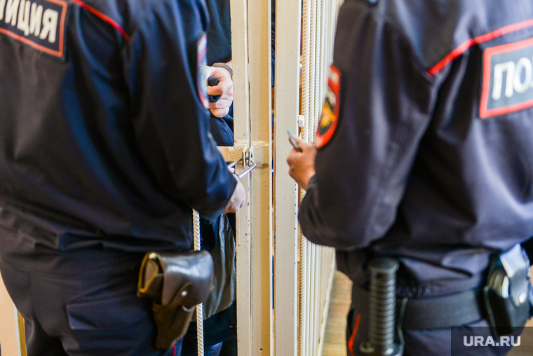 Избрание меры пресечения Арсену Симонову в суде Центрального района. Челябинск, арест, тюрьма, решетка, полиция, суд, клетка, спецсредства, задержание