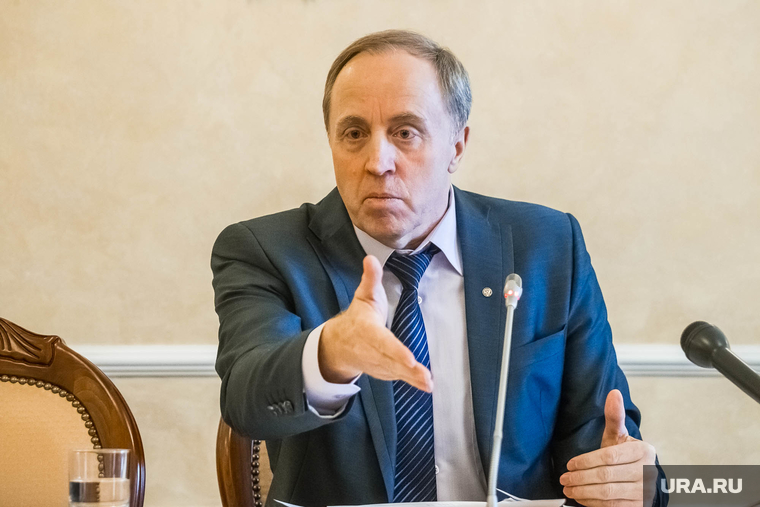 Рейн Виктор Александрович, заместитель председателя тюменской областной Думы. Тюмень, рейн виктор, жест рукой