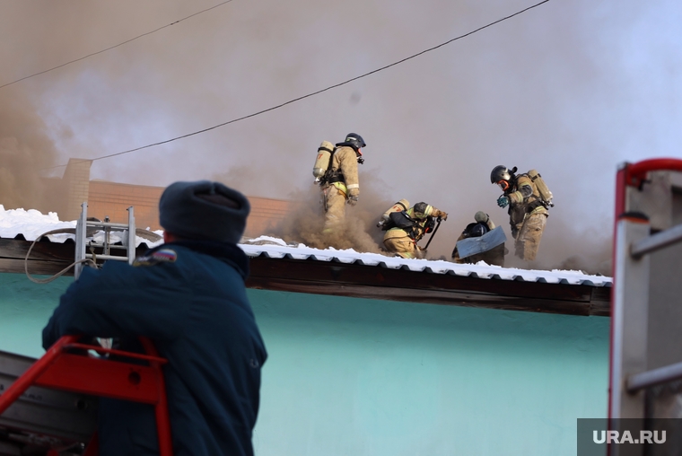Пожар в спортивной детской школе. Курган, дым, пожар, задымление, пожарные
