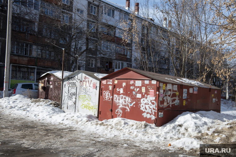 Виды города, Пермь, гараж во дворе, железные гаражи
