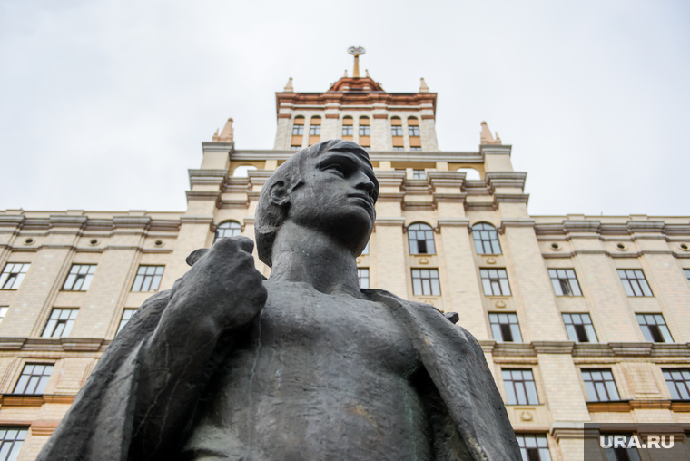 День студента в ЮУрГУ. Челябинск , скульптура, статуя, юургу, памятник