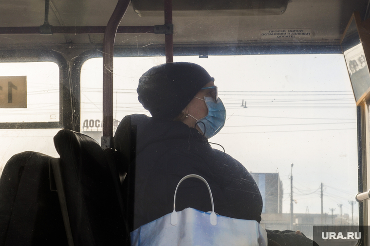 Санитарная обработка челябинских улиц. Челябинск, троллейбус, медицинские маски, люди в транспорте