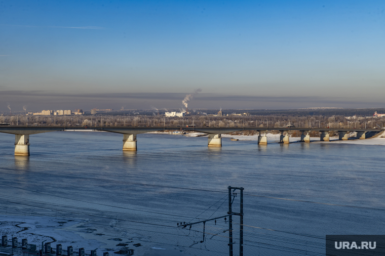 Зимние виды города. Пермь, зима, река кама, коммунальный мост