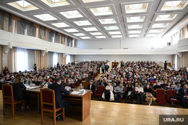В двух залах собрали 917 человек, свои люди были также у коммунистов и близкого к Володину депутата Александра Караваева