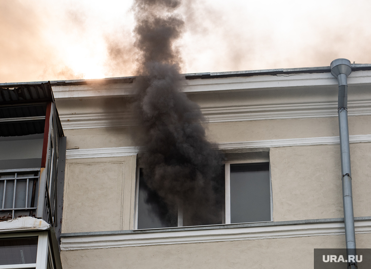 Пожар в многоэтажном жилом доме на улице Шейнкмана. Екатеринбург, дым, жилой дом, пожар, квартира, возгорание