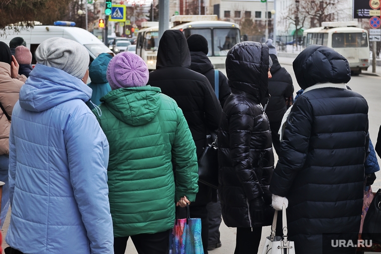 Автобусная остановка. Курган, автобусная остановка, автобус, пассажиры автобуса, ожидание автобуса, транспортная реформа