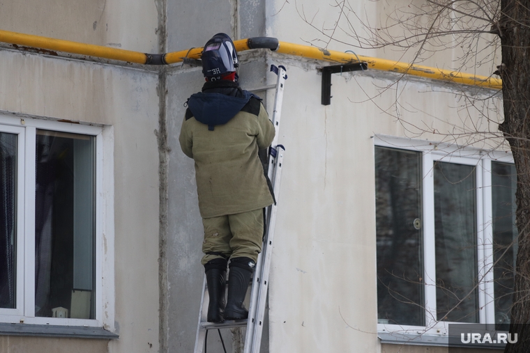 Монтаж газовых труб во дворах домов по улице Коли Мяготина и Ипподромная. Курган, газ, труба, газовая труба, монтаж, монтаж газопровода