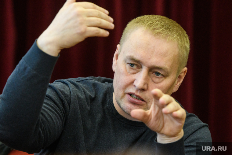 Шестой день протестов против строительства храма Св. Екатерины в сквере около драмтеатра - встреча Александра Высокинского с инициативной группой. Екатеринбург, альшевских андрей