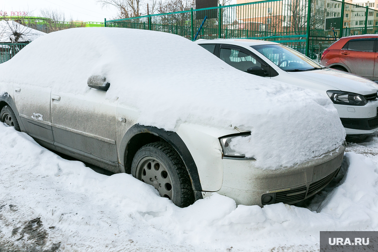 Уборка снега во дворах. Тюмень, автомобиль в снегу, снег во дворе, автомобили во дворе, машина в снегу, машины во дворе