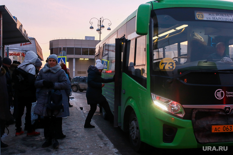 Автобусная остановка. Тюмень, остановка, автобусная остановка, автобус, остановка общественного транспорта, остановка автобусная