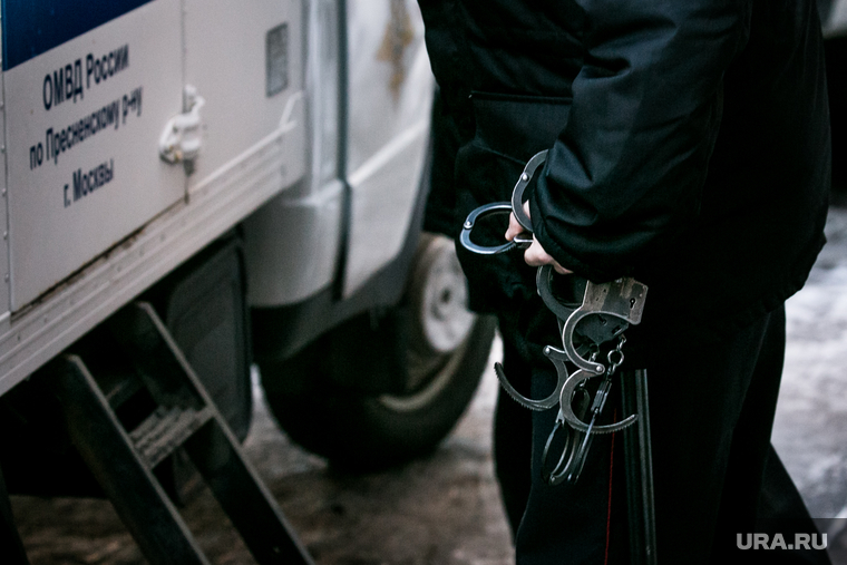 Клипарт "Полиция, доставка подсудимого". Москва, подсудимый, полиция, наручники, заключенный