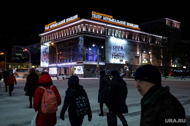 Виды Екатеринбурга, пешеходный переход, музкомедия, театр музыкальной комедии
