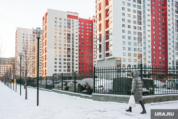 Спальные районы и жители города. Тюмень., снег, двор, многоэтажка, зима, спальный район, ипотека, женщина, снег в городе, жк европейский, жилой комплекс европейский