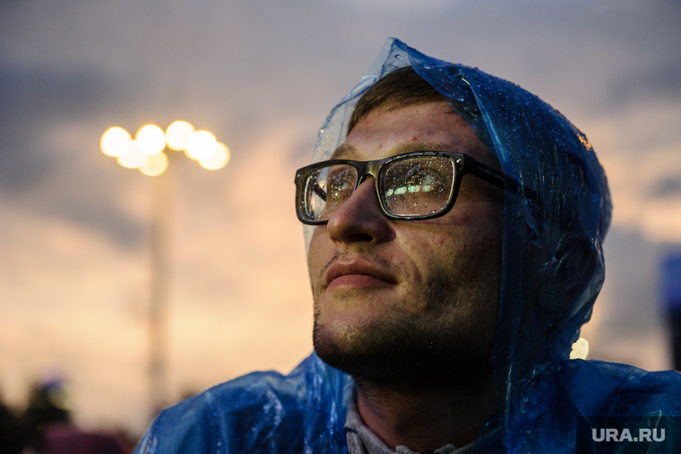 Музыкальный фестиваль "Маяк". Екатеринбург, очки, капли дождя, дождевик, капли на стекле