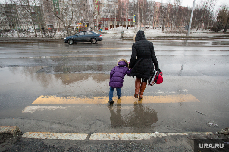 Дороги города весной. Сургут, пешеходный переход, лужи, пешеходы, колея, весна