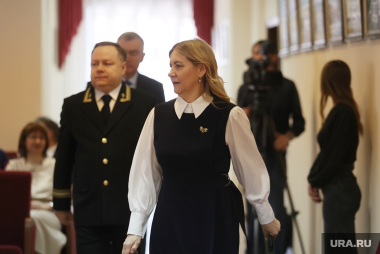 От имени курганского губернатора Шумкова судей поздравила Наталья Кирилова