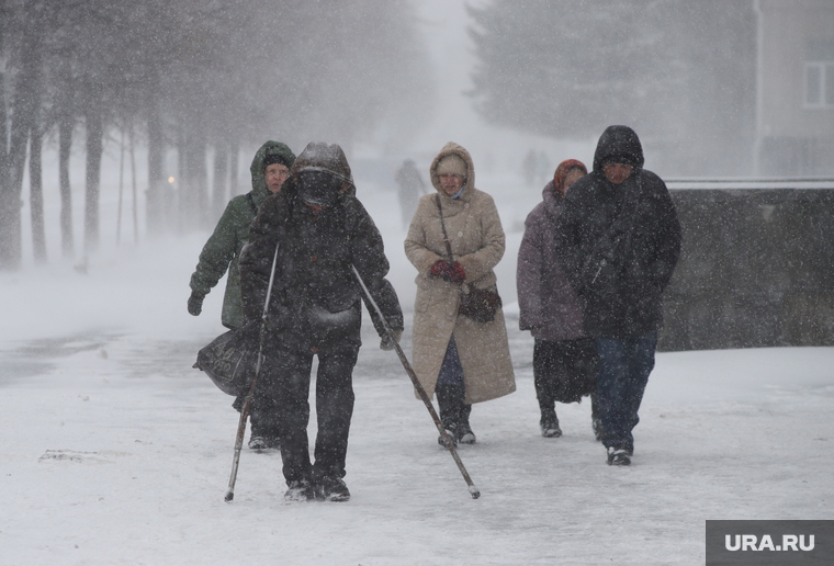 Снегопад в апреле во время пандемии коронавируса.  Курган , снег, снегопад, холод, плохая погода, плохая видимость, инвалид, снег в городе, сугробы в городе, вьюга, метель, снег в кургане