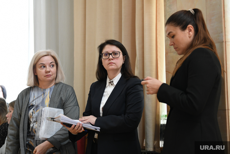 Под конец вице-мэр Марина Фадеева (справа) дала понять начальнику правового департамента Татьяне Ширяевой (по центру), что готова к разбирательствам