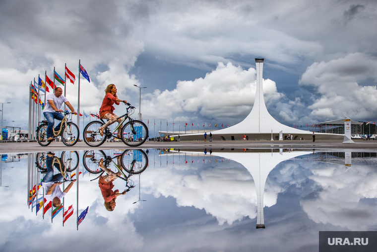 Сочи, олимпийский огонь, отражение, велосипедист, сочи, флаги