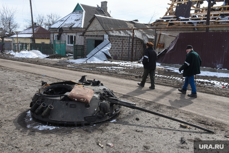 Волноваха после освобождения. ДНР, Волноваха, днр, бмд, местные жители, башня, зачистка, фронт, башня, боевые действия, танк, всу, линия соприкосновения, волноваха, разбитая техника, армия украины, оторванная башня, попадание