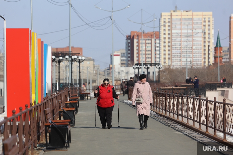 Город. Курган, пенсионер, прогулка, женщина, пожилые, отдых, курган, весна в городе
