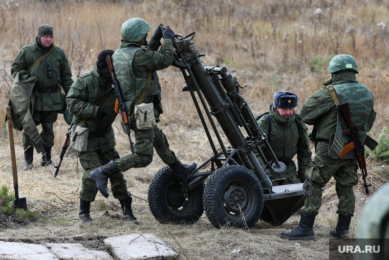 Тренировочные стрельбы мобилизованных с Центрального военного округа на полигоне Еланский. Свердловская область, минометный расчет, 120мм возимый миномет 2б11, подготовка мобилизованных