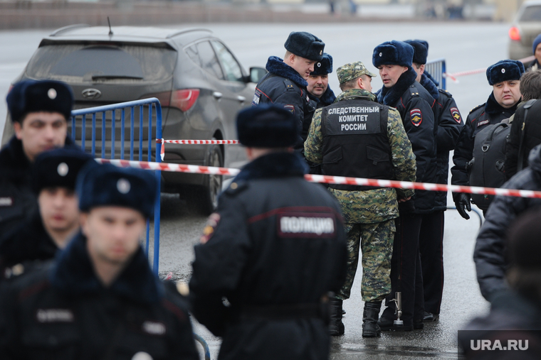 Люди несут цветы к месту убийства Бориса Немцова. Москва, следственный комитет