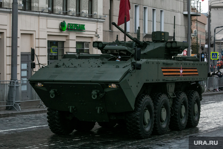 Движение техники для репетиции Парада Победы 9 мая. Москва, бтр, военная техника на марше, колонна техники, бумеранг, впк-7829