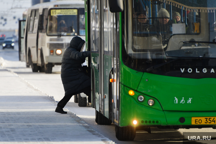 Морозный день. Челябинск, транспорт, холод, зима, погода, пассажир, остановка общественного транспорта, климат, мороз, автотранспорт