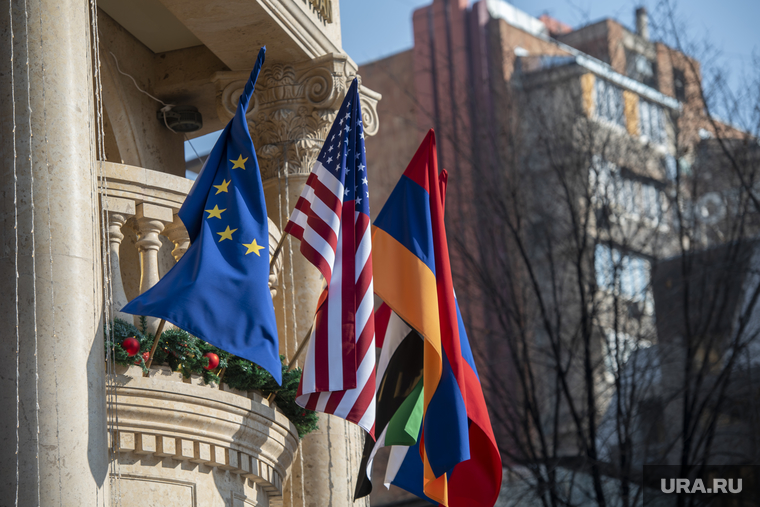 Достопримечательности и повседневная жизнь. Армения, отель, флаги сша и евросоюза, флаги нато